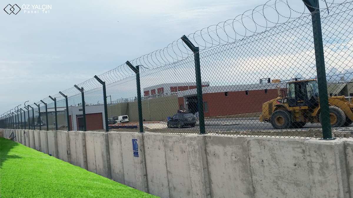 Fabrika çevre duvarı üzerine monte edilmiş jiletli tel bariyer