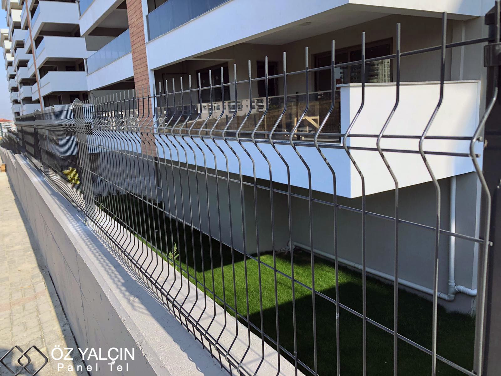 Rezidans çevresine monte edilmiş galvanizli bükümlü panel çit