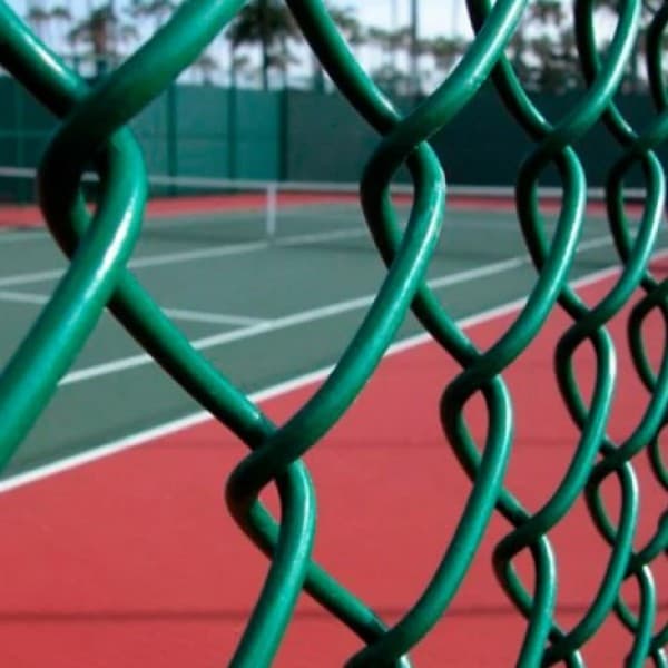 Tenis kortunu çevreleyen yeşil PVC kaplı örgü telin dokusu