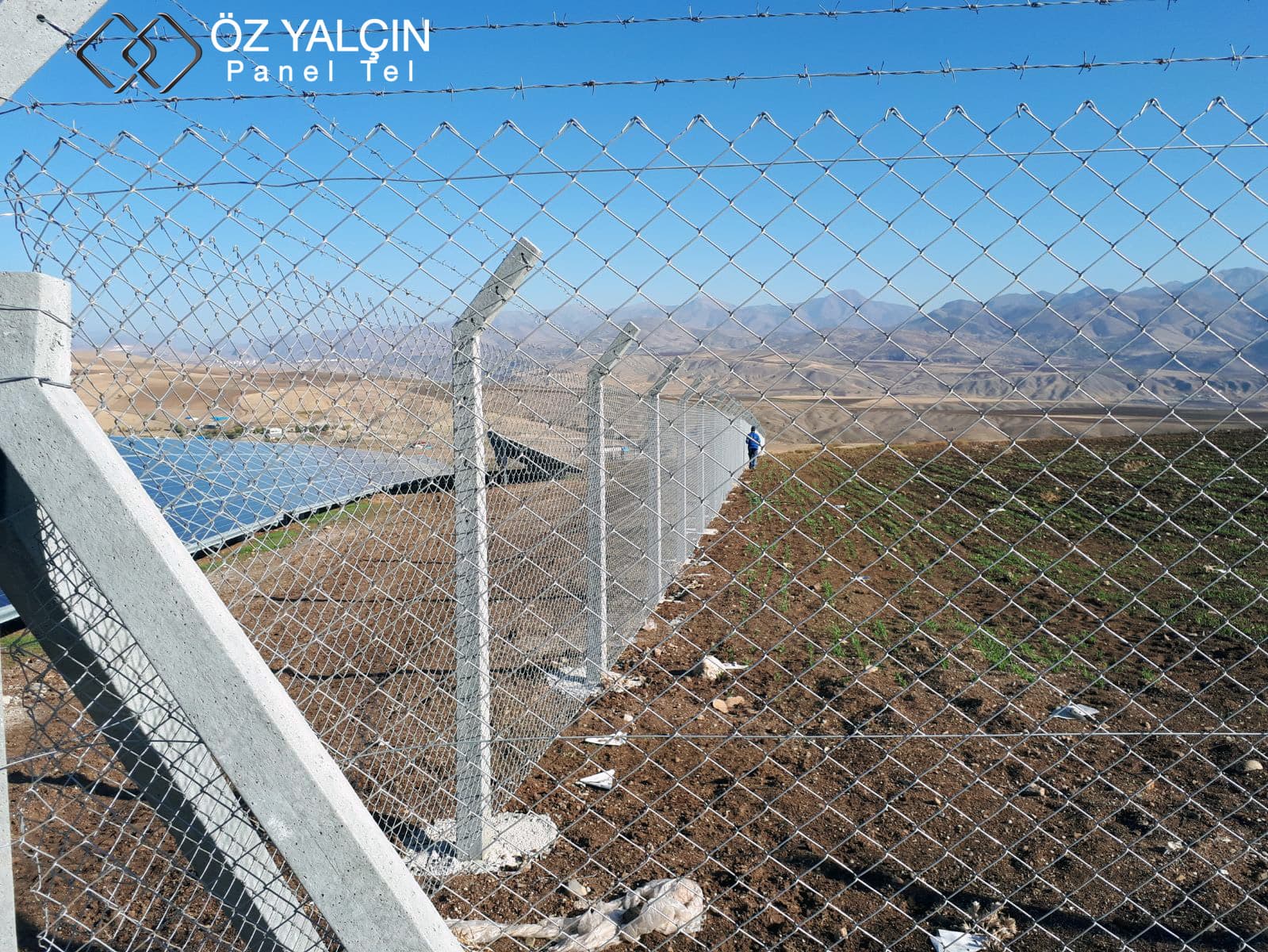 CW Enerji güneş santrali sahasında dikenli tel konsollu galvanizli örgü tel hattı